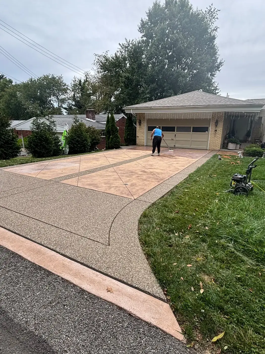 Decorative driveway sealcoat by Elite Construction